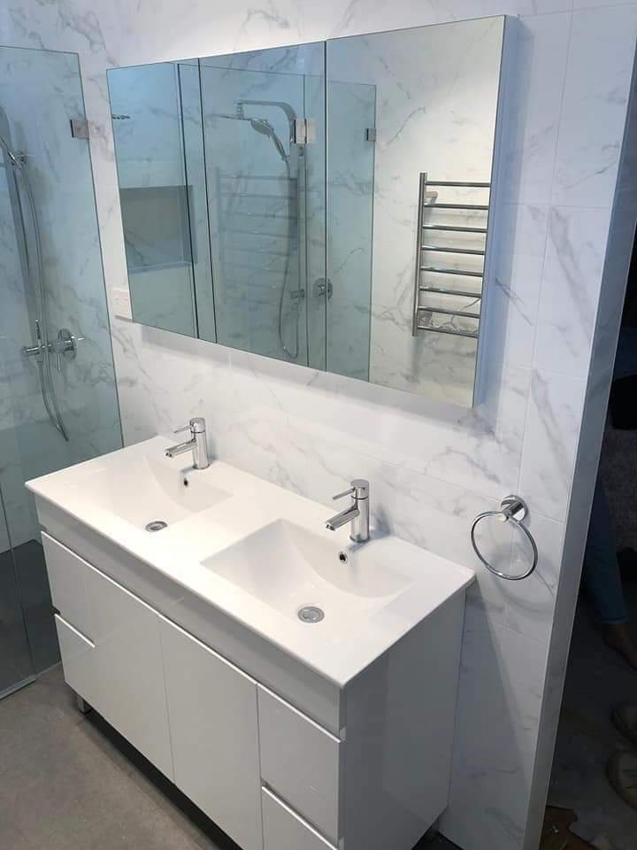 ensuite renovation, double sink vanity, chrome bathroom finishes, chrome tap ware, chrome bathroom accessories, shaving cabinet, mirrored shaving cabinet, heated towel rail